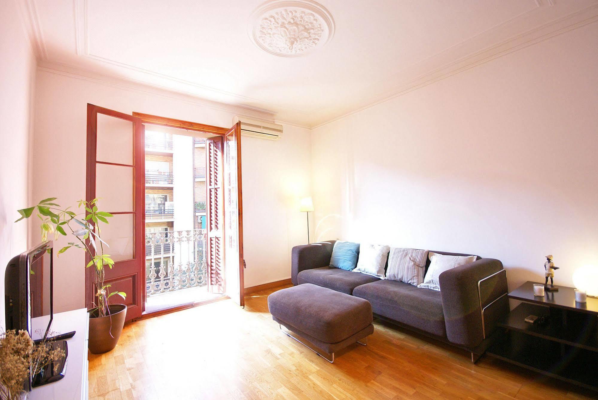 Flateli Aribau Apartment Barcelona Bagian luar foto