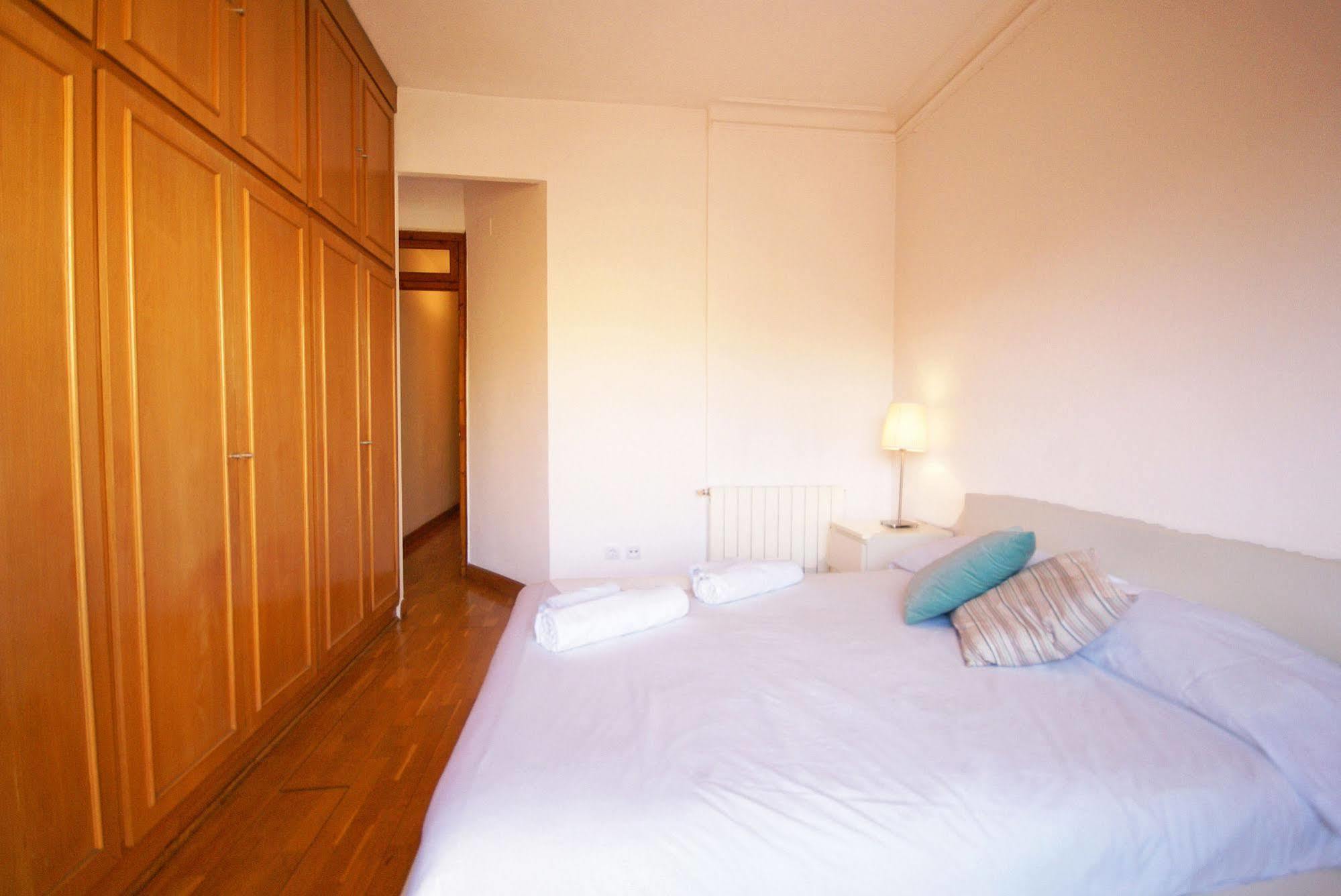 Flateli Aribau Apartment Barcelona Bagian luar foto
