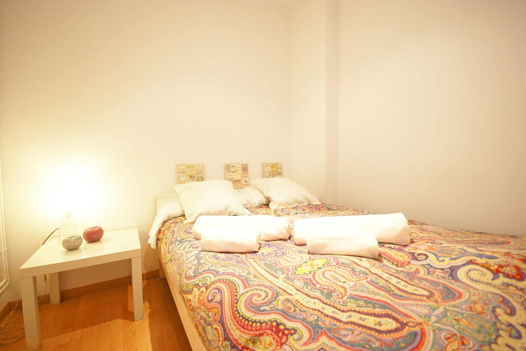 Flateli Aribau Apartment Barcelona Bagian luar foto
